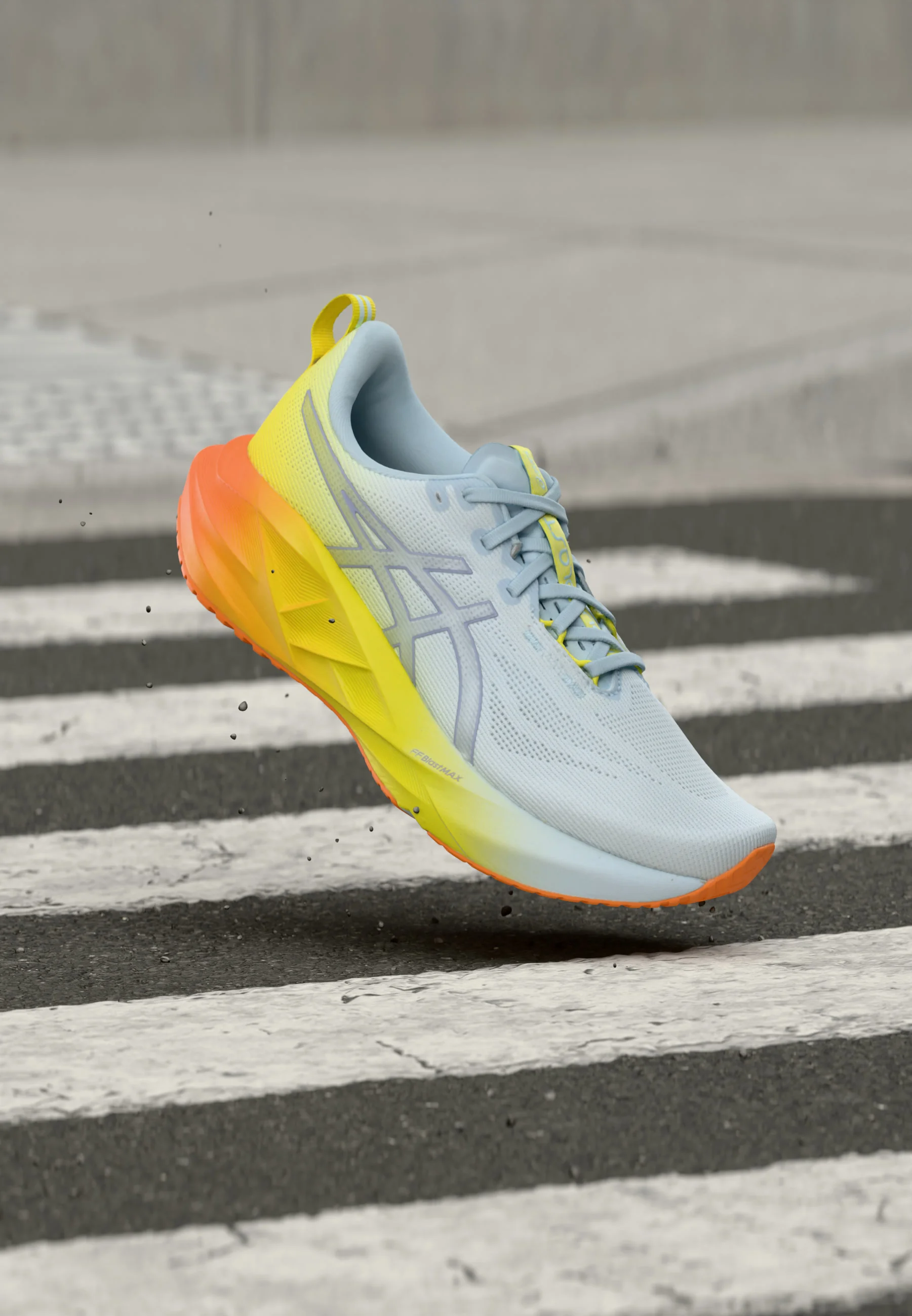 Asics Novablast 5 en azul claro y amarillo, vista tres cuartos
