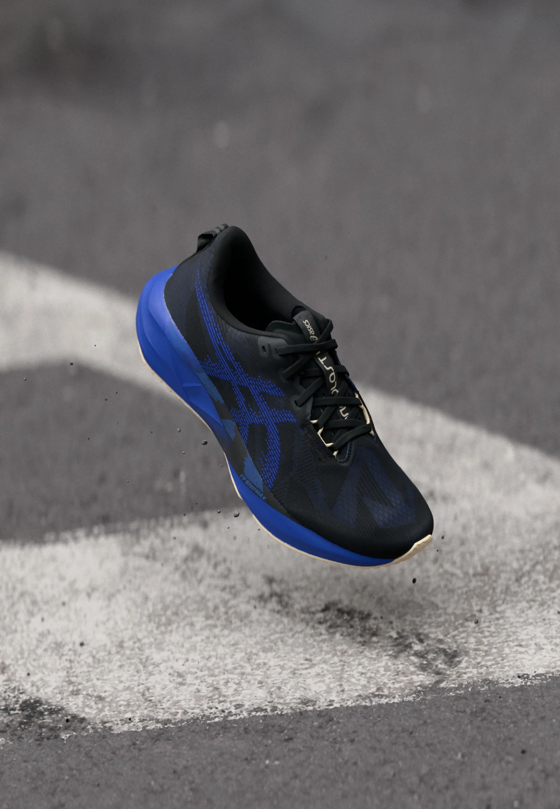 Asics Novablast 5 en negro, perfil lateral