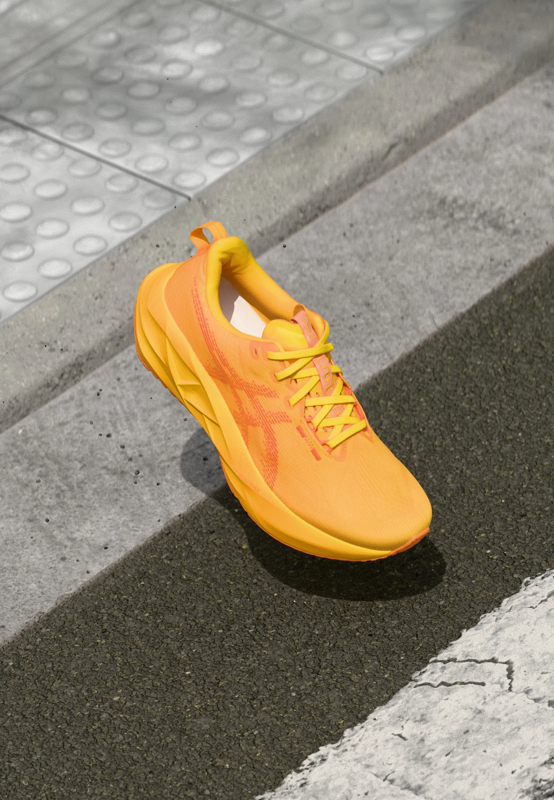 Asics Novablast 5 en naranja, perfil lateral